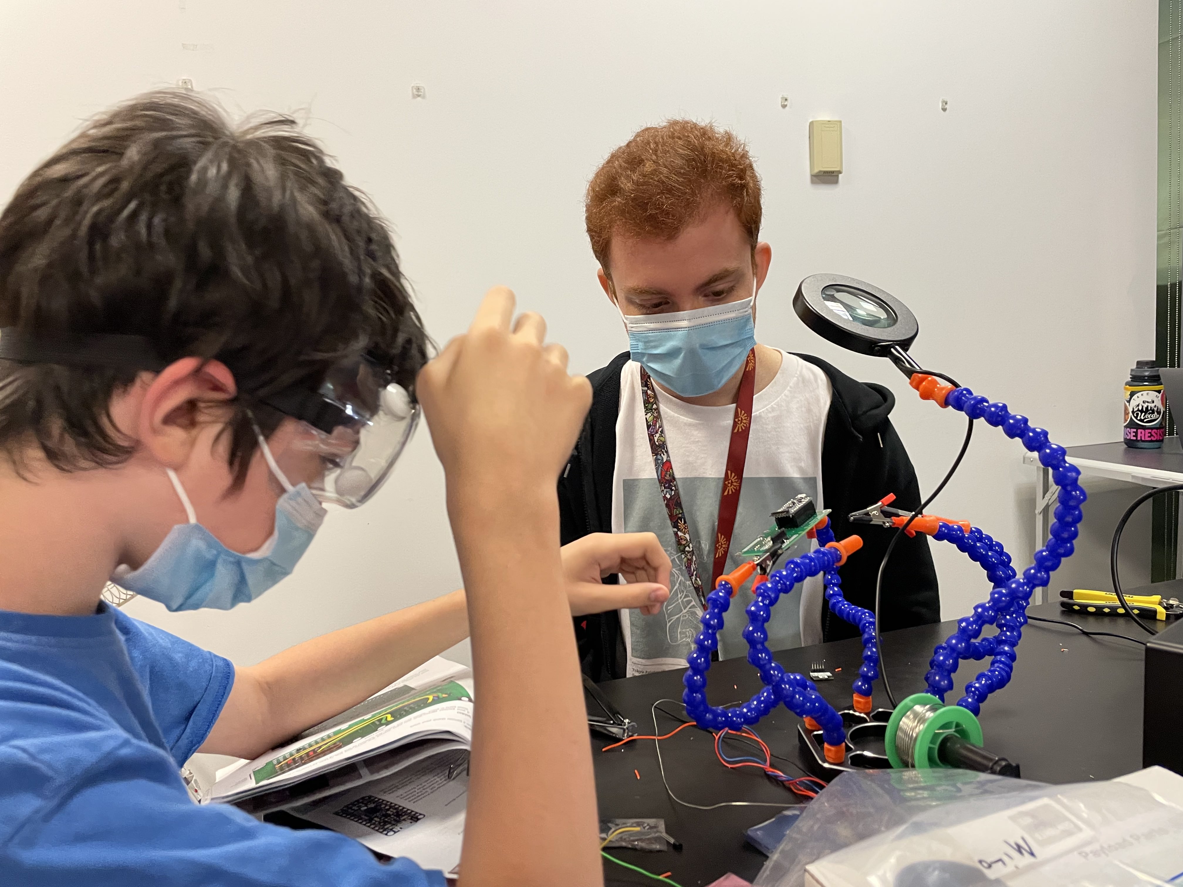 Student and mentor building JiggyBot